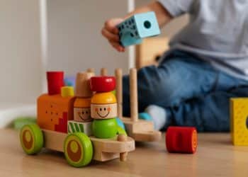 Criança participando de uma brincadeira.