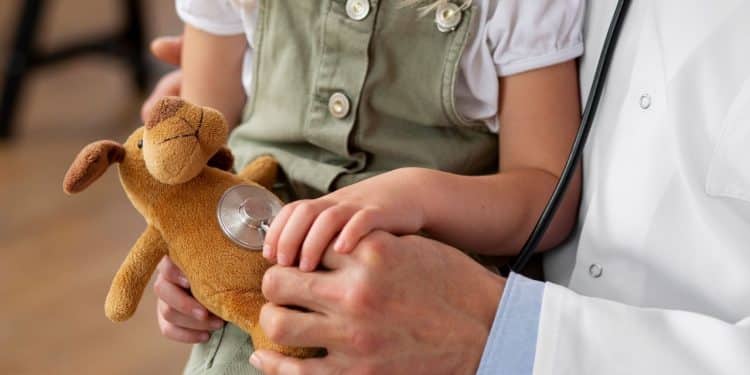 Médico fazendo uma consulta lúdica.