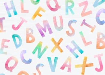 Letras coloridas representando a escolha de nome dos bebês.