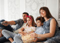 Familia reunida assistindo um filme