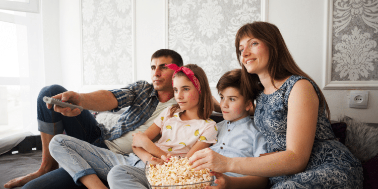 Familia reunida assistindo um filme