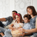 Familia reunida assistindo um filme