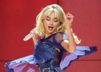 Foto de Sabrina Carpenter, que estrelará o novo Alice no País das Maravilhas.