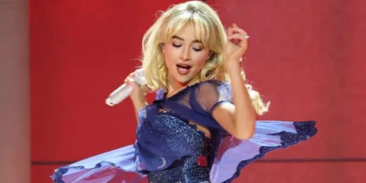 Foto de Sabrina Carpenter, que estrelará o novo Alice no País das Maravilhas.