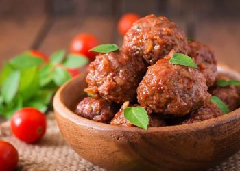 Essa receita de almôndegas caseiras é perfeita para o almoço em família. Foto: Freepik