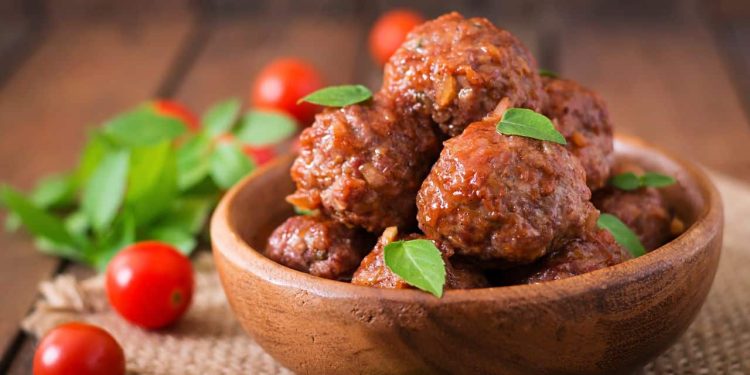 Essa receita de almôndegas caseiras é perfeita para o almoço em família. Foto: Freepik
