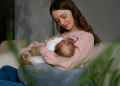 Mulher amamentando seu bebê