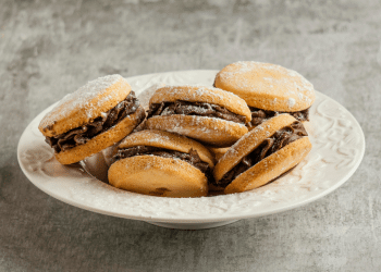 Biscoito recheado de brigadeiro: receita simples