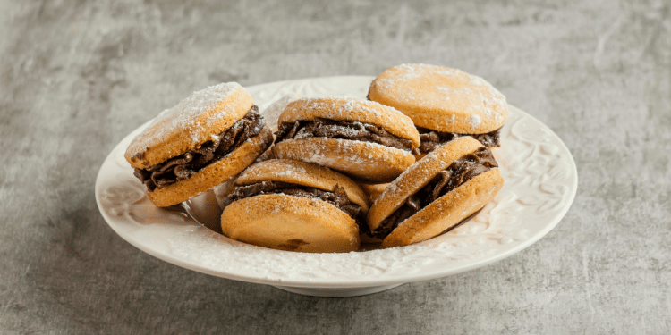 Biscoito recheado de brigadeiro: o crocante que esconde uma explosão de doçura. Foto: Freepik