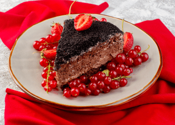 Bolo mousse de chocolate com morango receita fácil e deliciosa.