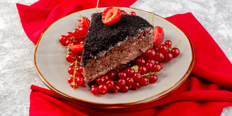 Bolo mousse de chocolate com morango receita fácil e deliciosa.