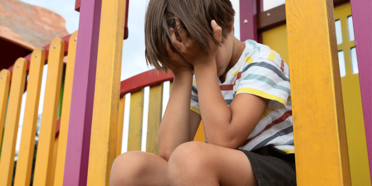 Como a rejeição infantil afeta a vida Especialistas explicam