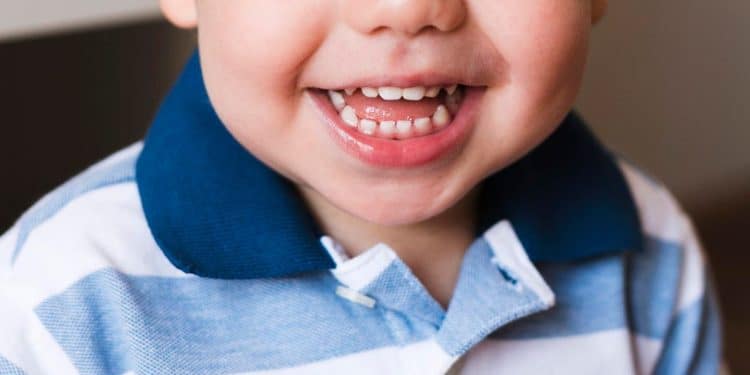 Bebê com dentes nascendo.