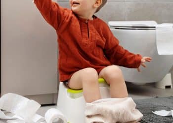 Menino em processo de desfralde noturno.