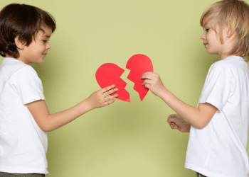 Crianças brigando e fazendo as pazes