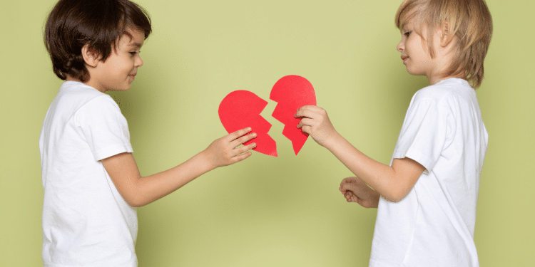 Crianças brigando e fazendo as pazes