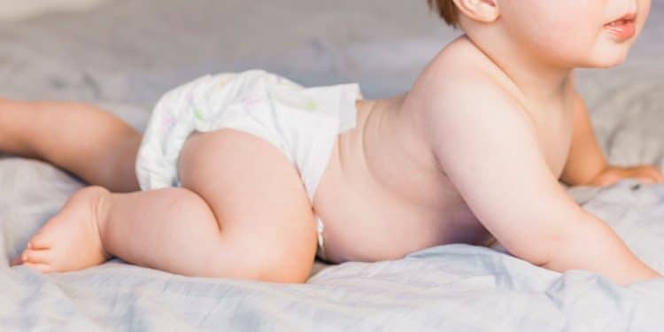Bebê com fraldas.
