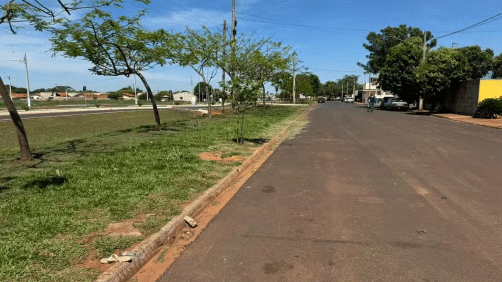 Criança de 3 anos esquecida em ônibus escolar é encontrada por mecânicos em oficina