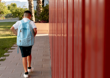 Criança de 3 anos esquecida em ônibus escolar é encontrada por mecânicos em oficina.