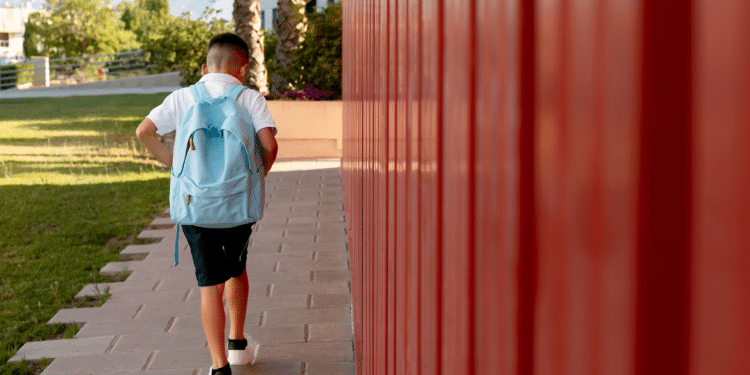 Criança de 3 anos esquecida em ônibus escolar é encontrada por mecânicos em oficina.