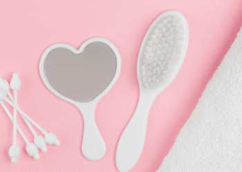 Entenda como observar o hábito do seu filho de puxar cabelo com calma, o que o comportamento revela e quando buscar ajuda. Foto: Freepik