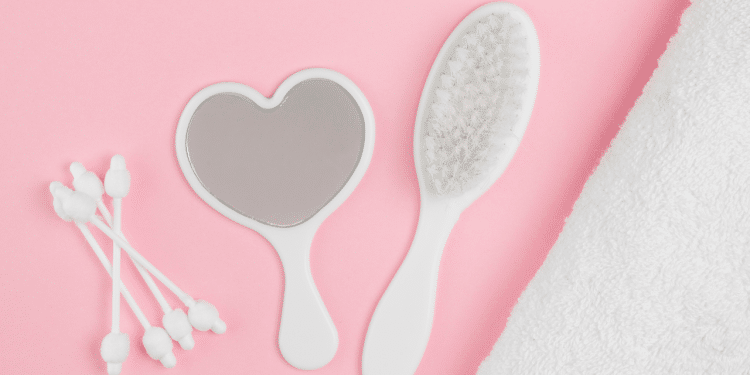 Entenda como observar o hábito do seu filho de puxar cabelo com calma, o que o comportamento revela e quando buscar ajuda. Foto: Freepik