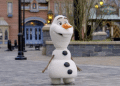 Disney apresenta animatrônico de Olaf que anda e fala igual aos filmes