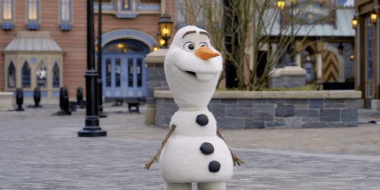 Disney apresenta animatrônico de Olaf que anda e fala igual aos filmes