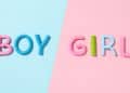 Palavras "boy" e "girl" representando os mitos sobre o sexo do bebê na gravidez.