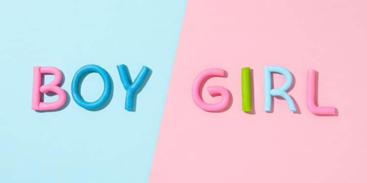 Palavras "boy" e "girl" representando os mitos sobre o sexo do bebê na gravidez.