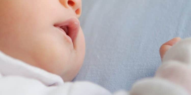 Bebê que costuma espirrar bastante.