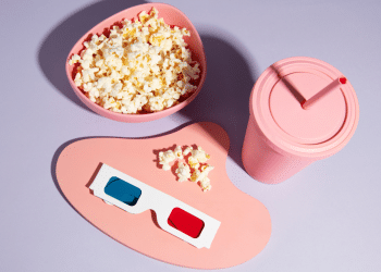 Entenda como escolher filmes em família transforma a rotina e cria momentos de conexão entre a família com leveza e diversão. Foto: Freepik