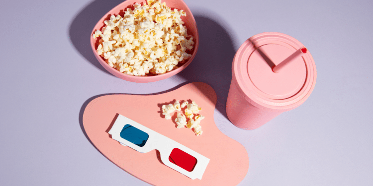 Entenda como escolher filmes em família transforma a rotina e cria momentos de conexão entre a família com leveza e diversão. Foto: Freepik