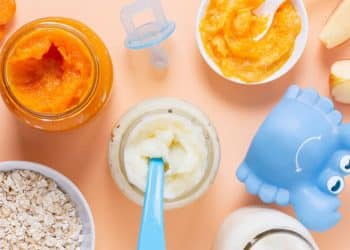 Comidas de bebê representando a introdução alimentar.