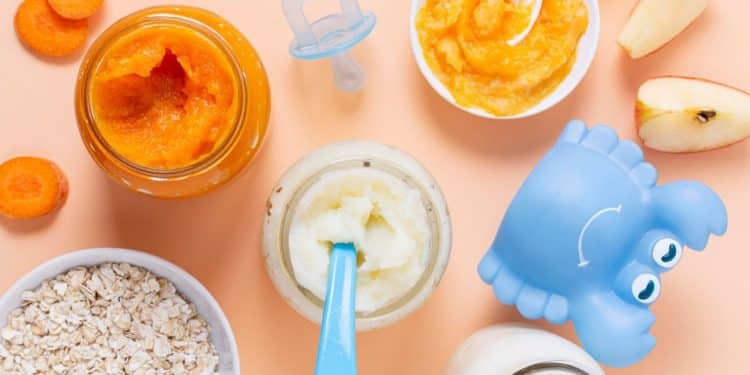 Comidas de bebê representando a introdução alimentar.