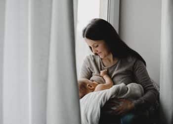 Mãe em processo de amamentação.