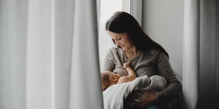 Mãe em processo de amamentação.