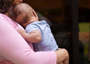 Bebê que parou de mamar.