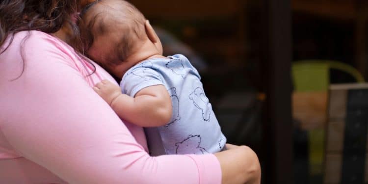 Bebê que parou de mamar.