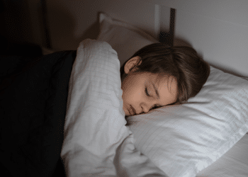 O que causa terrores noturnos em crianças e como ajudá-las a dormir melhor