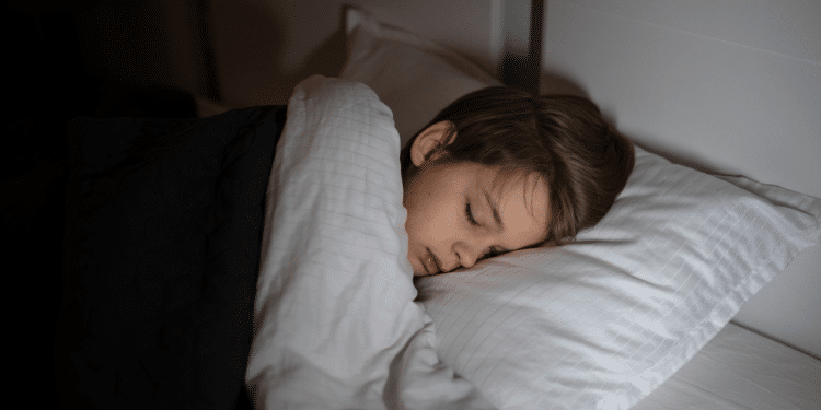 O que causa terrores noturnos em crianças e como ajudá-las a dormir melhor