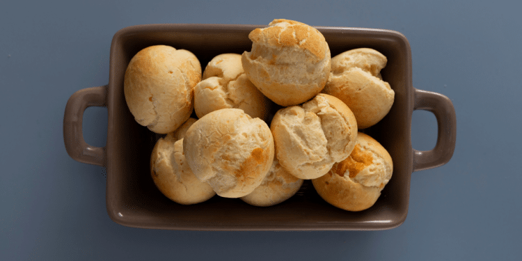 Uma receita fácil, prática e cheia de sabor para quem quer incluir o pão de queijo light na rotina da família. Foto: Freepik