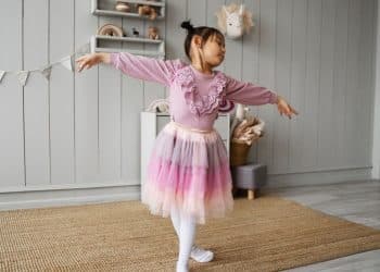 Criança que ama a dança.