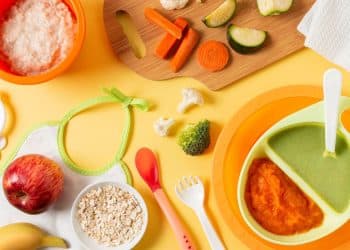 Mesa de introdução alimentar para bebês.