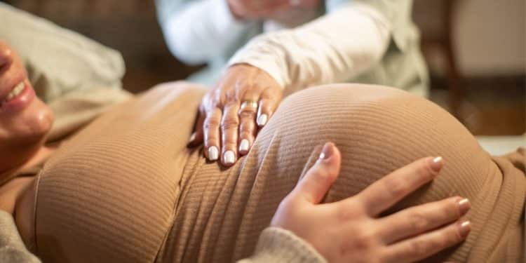 Massagem para aliviar as dores da gravidez.