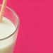 Copo de leite em um fundo rosa.