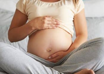 Barriga de mulher que conseguiu engravidar.