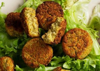 Bolinho de grão-de-bico em cima de alface.