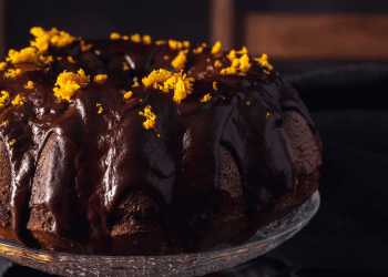 Receita de bolo de cenoura com cobertura de chocolate.