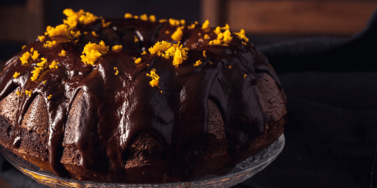 Receita de bolo de cenoura com cobertura de chocolate.